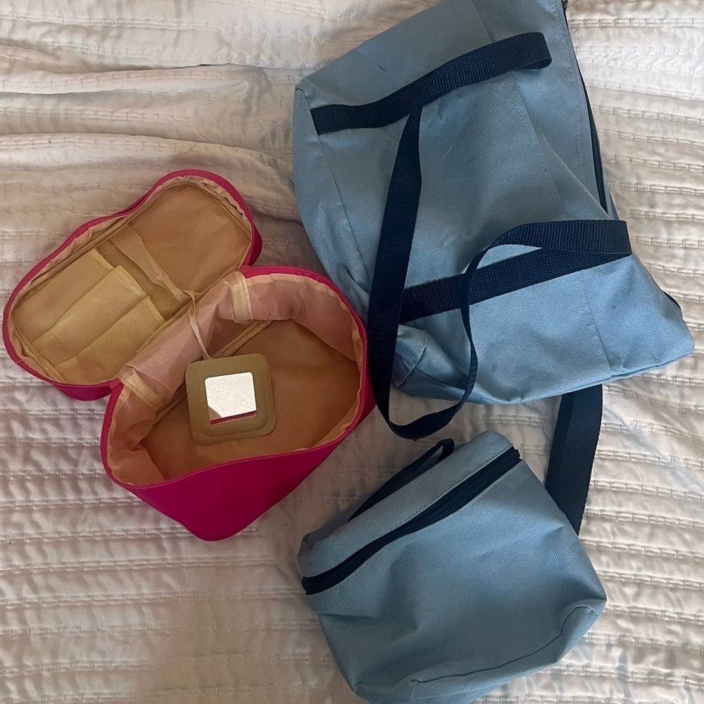 FREE W PURCHASE
Makeup/Toiletry bags